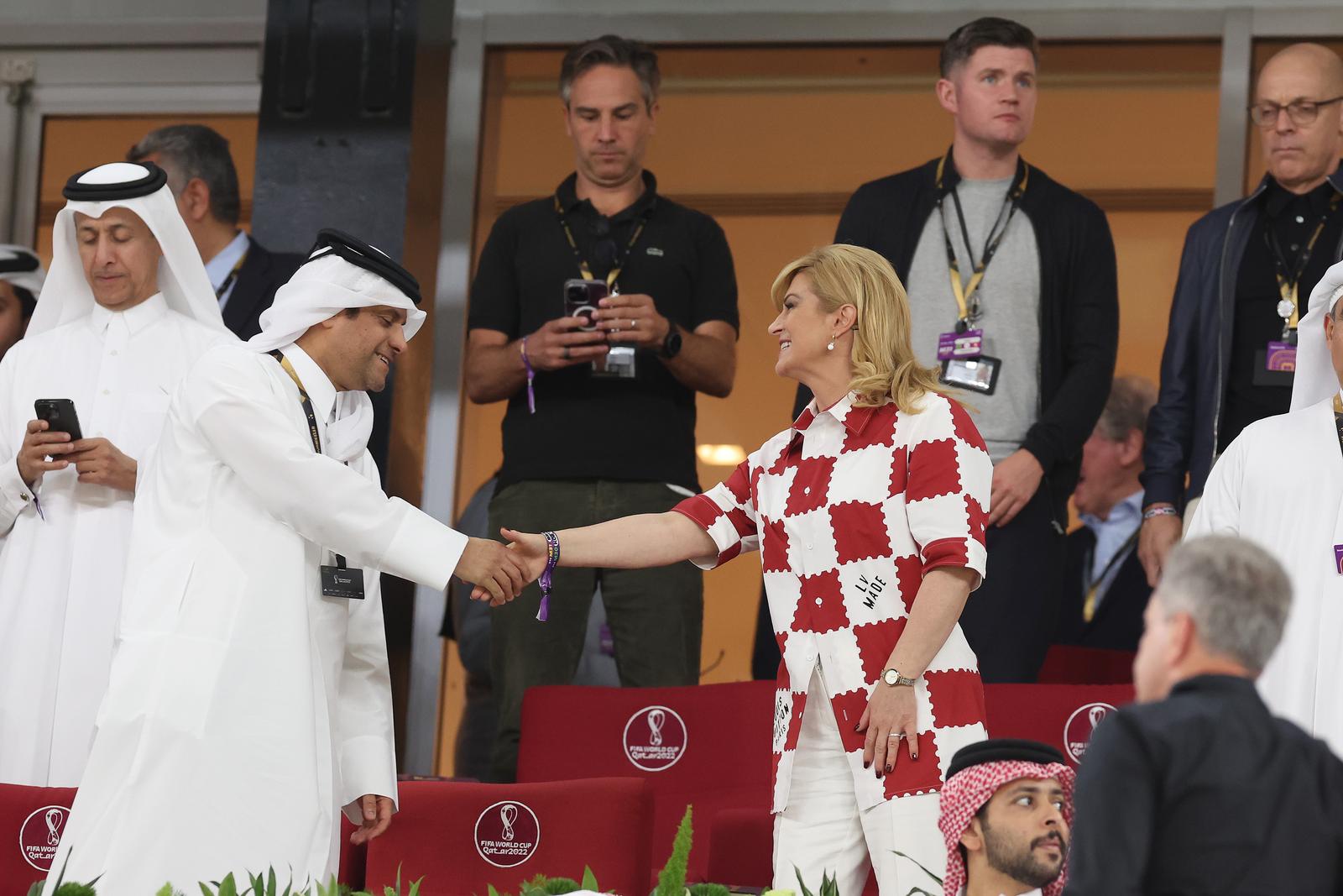 KATAR 2022 – Kolinda Grabar Kitarović u Louis Vitton košulji sa šahovnicom na utakmici Brazila i Švicarske KATAR 2022 – Kolinda Grabar Kitarović u Louis Vitton košulji sa šahovnicom na utakmici Brazila i Švicarske
