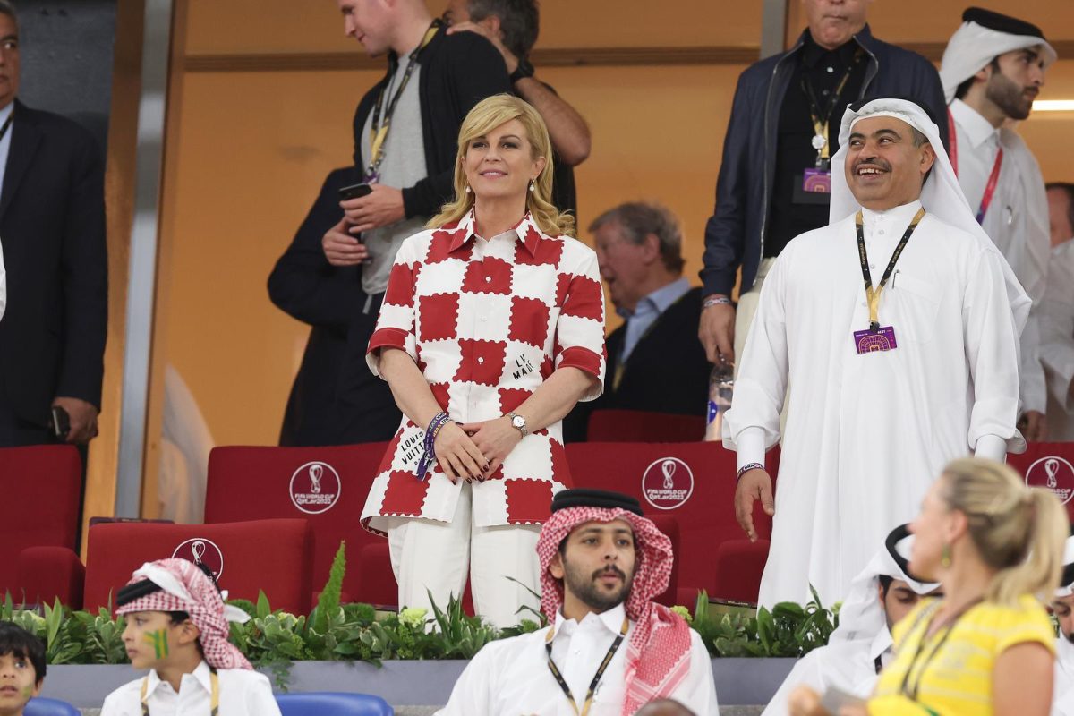 KATAR 2022 – Kolinda Grabar Kitarović u Louis Vitton košulji sa šahovnicom na utakmici Brazila i Švicarske
