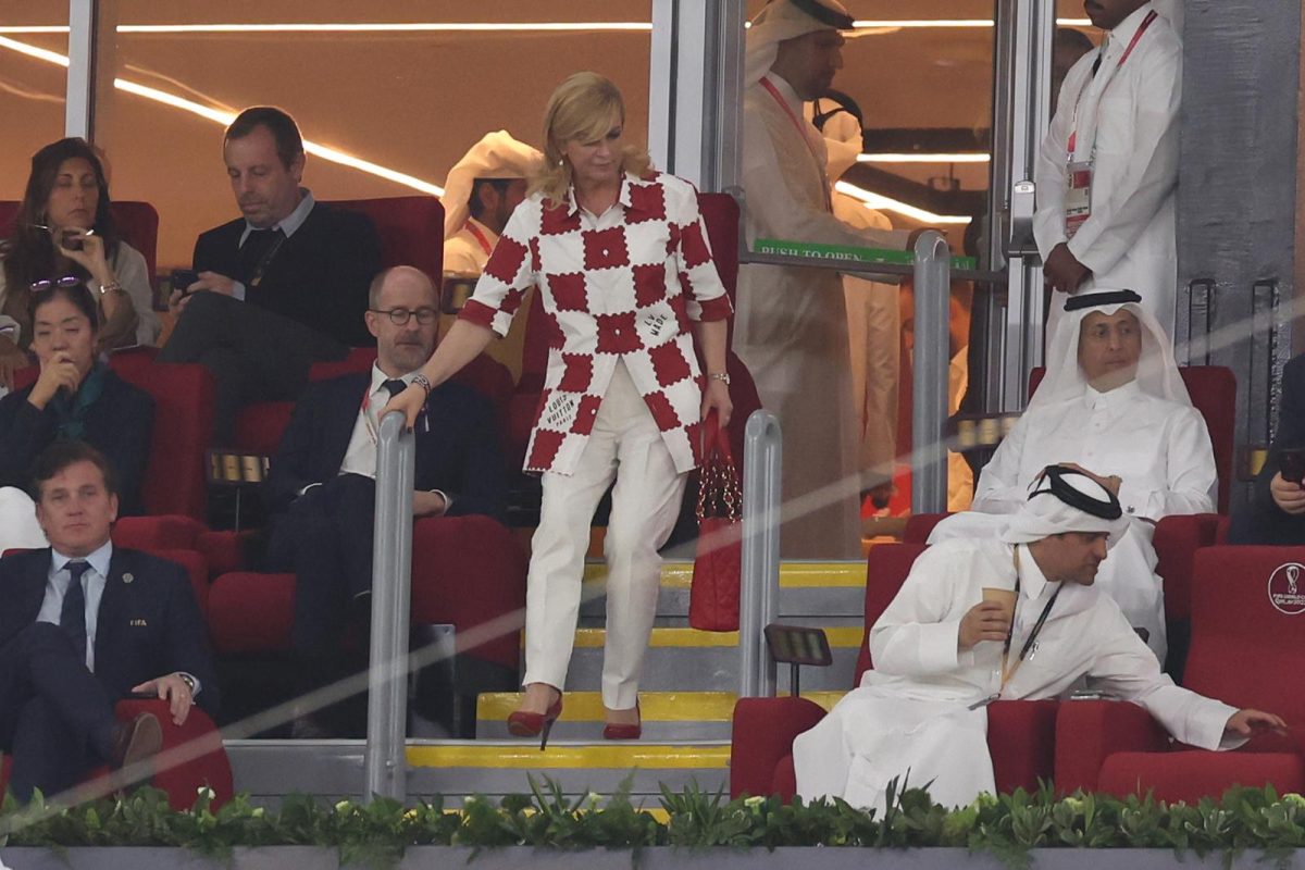 KATAR 2022 – Kolinda Grabar Kitarović u Louis Vitton košulji sa šahovnicom na utakmici Brazila i Švicarske