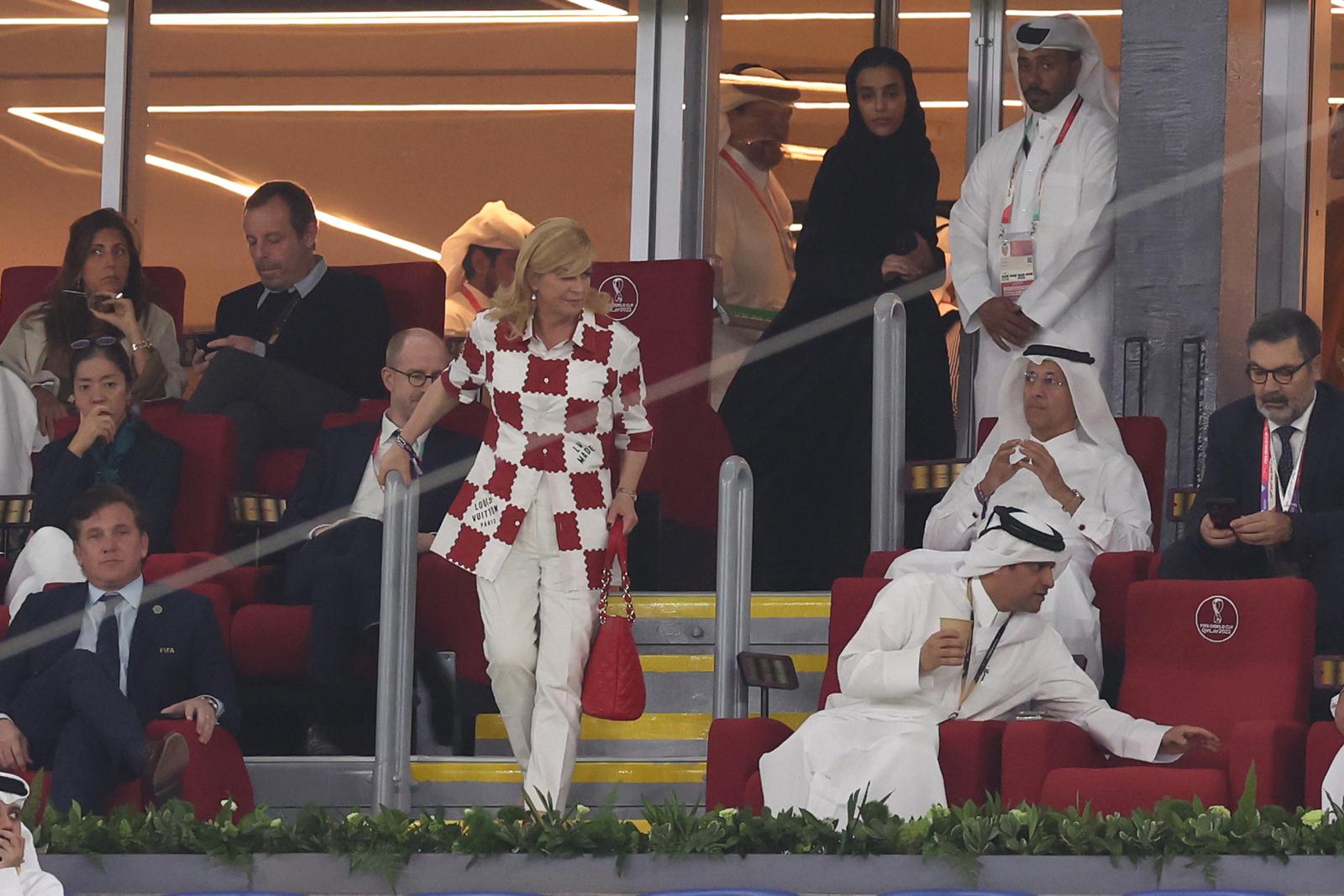 KATAR 2022 – Kolinda Grabar Kitarović u Louis Vitton košulji sa šahovnicom na utakmici Brazila i Švicarske KATAR 2022 – Kolinda Grabar Kitarović u Louis Vitton košulji sa šahovnicom na utakmici Brazila i Švicarske