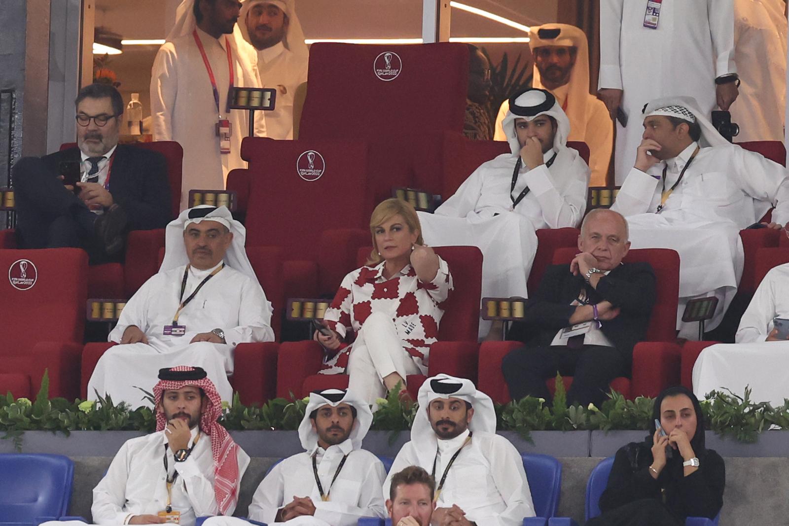 KATAR 2022 – Kolinda Grabar Kitarović u Louis Vitton košulji sa šahovnicom na utakmici Brazila i Švicarske KATAR 2022 – Kolinda Grabar Kitarović u Louis Vitton košulji sa šahovnicom na utakmici Brazila i Švicarske