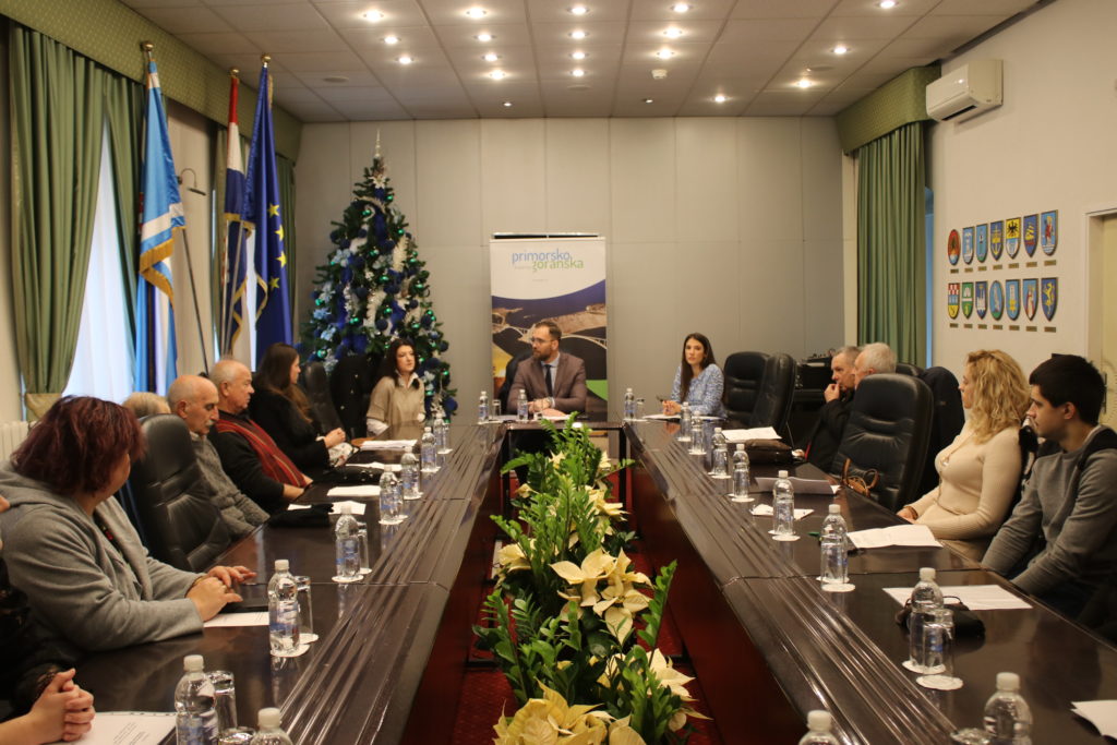 prisega (3) prisega (3)