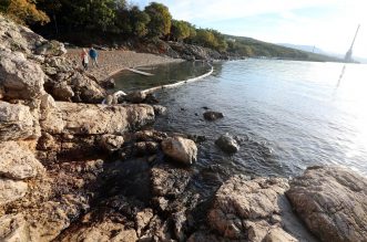 Uklanja se površinsko onečišćenje mora kod Urinja