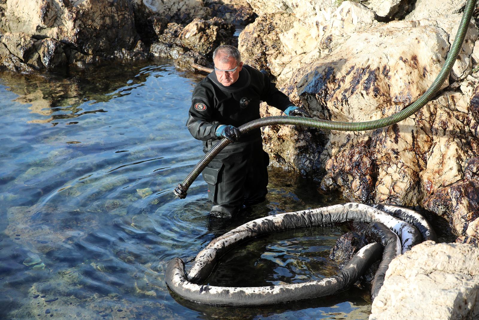 Uklanja se površinsko onečišćenje mora kod Urinja Uklanja se površinsko onečišćenje mora kod Urinja