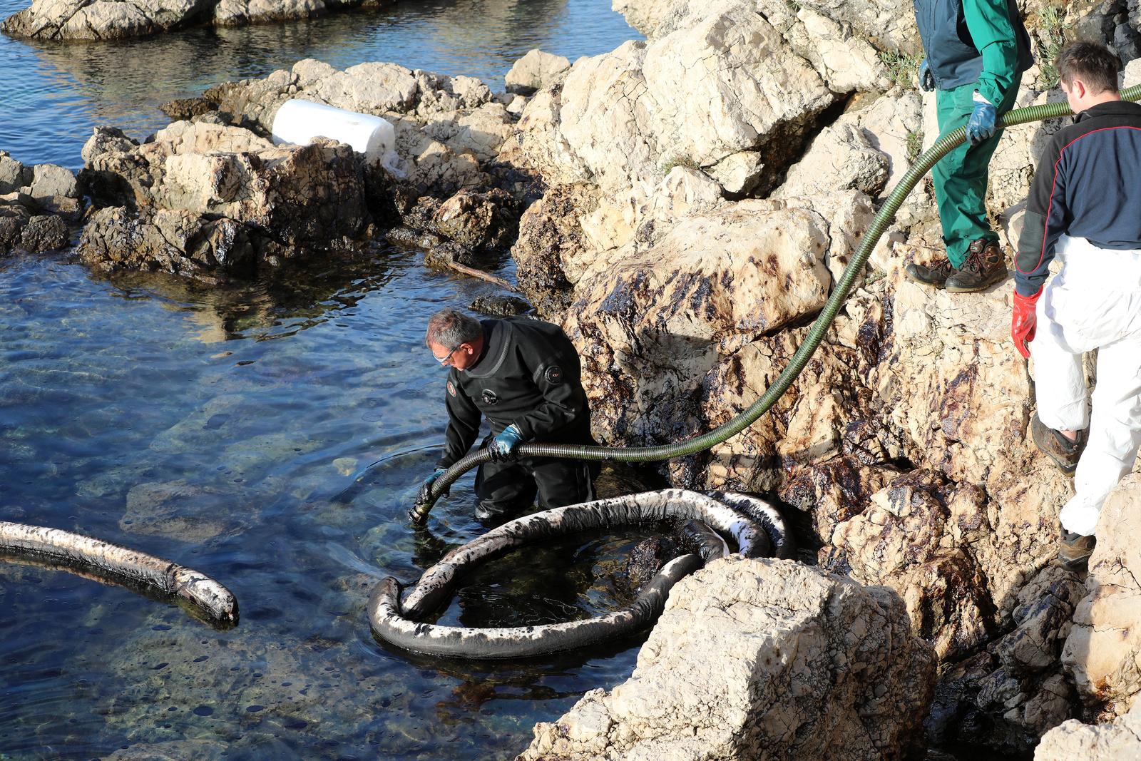 Uklanja se površinsko onečišćenje mora kod Urinja Uklanja se površinsko onečišćenje mora kod Urinja