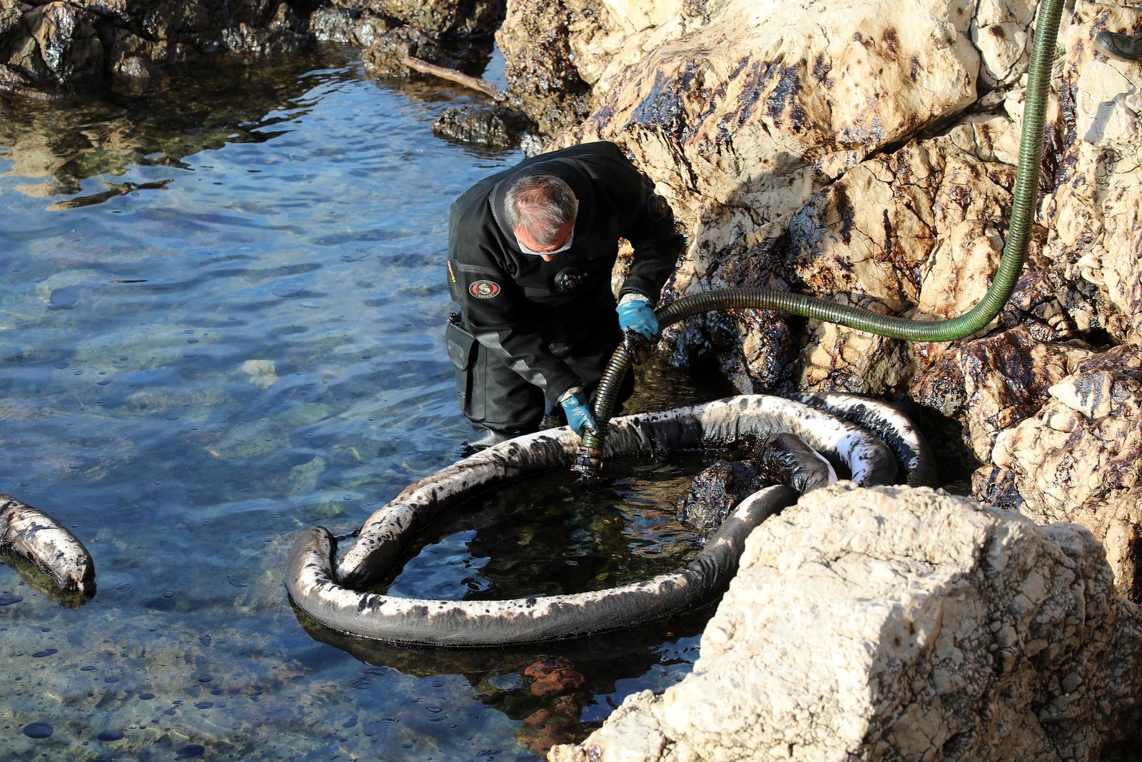 Uklanja se površinsko onečišćenje mora kod Urinja Uklanja se površinsko onečišćenje mora kod Urinja
