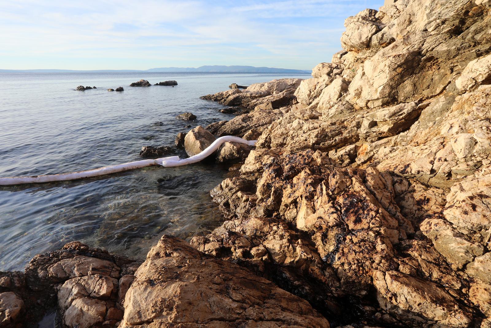 Uklanja se površinsko onečišćenje mora kod Urinja Uklanja se površinsko onečišćenje mora kod Urinja