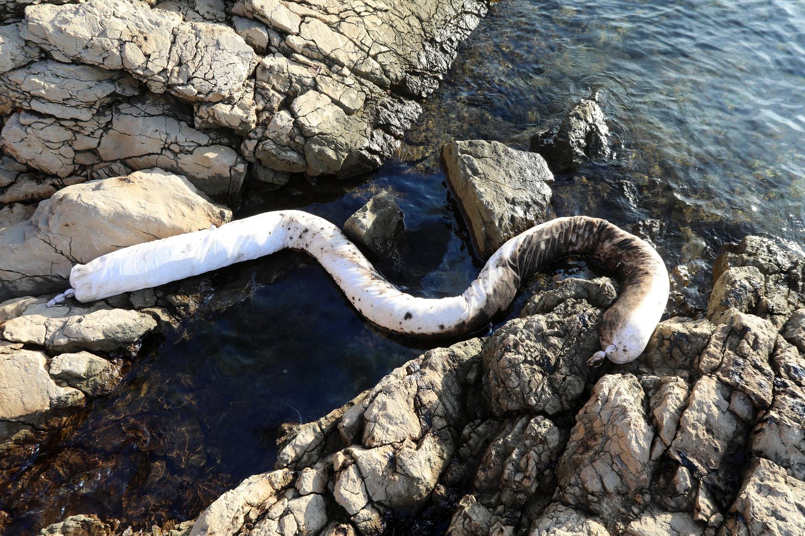 Uklanja se površinsko onečišćenje mora kod Urinja Uklanja se površinsko onečišćenje mora kod Urinja