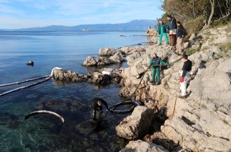 Uklanja se površinsko onečišćenje mora kod Urinja