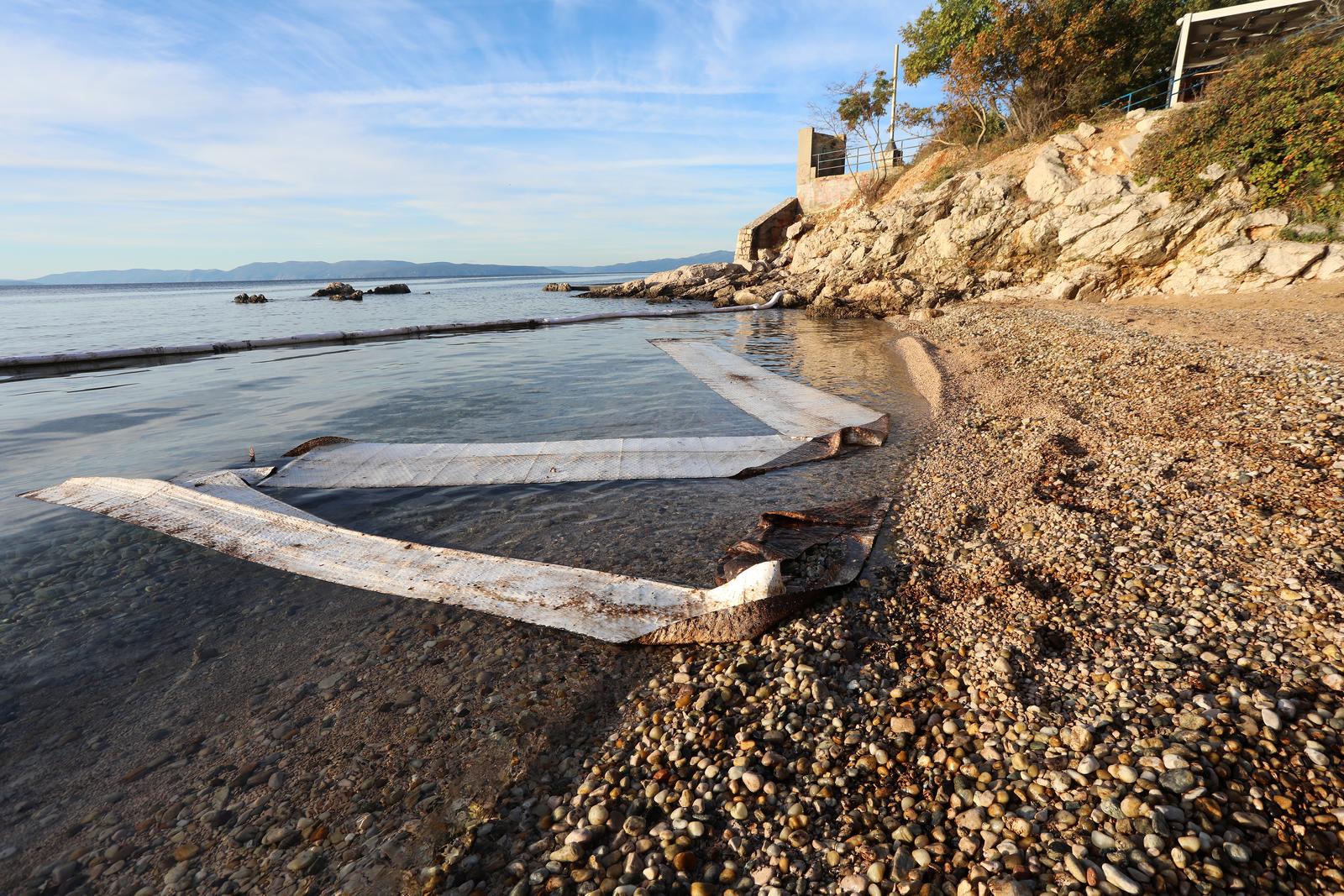 Uklanja se površinsko onečišćenje mora kod Urinja Uklanja se površinsko onečišćenje mora kod Urinja