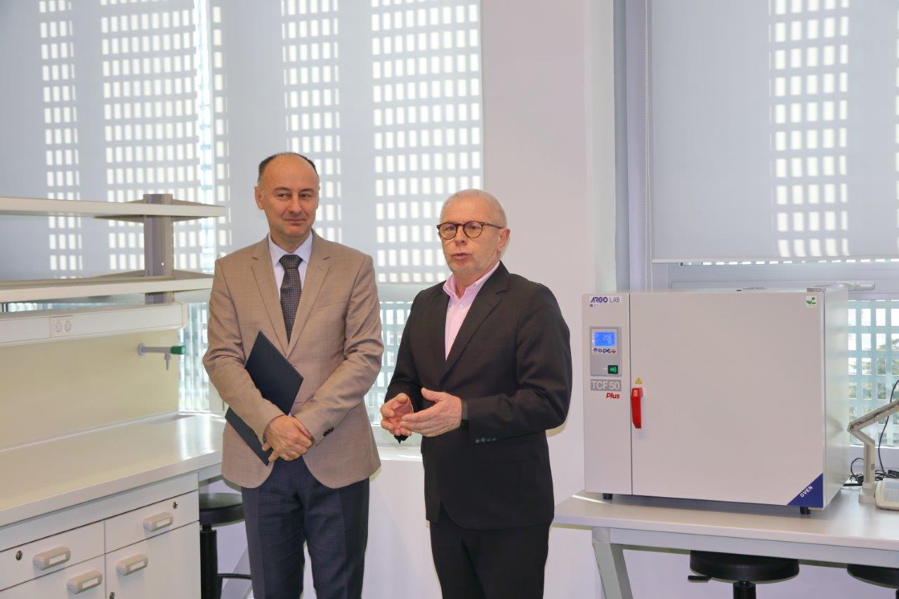 Otvorenje-laboratorija-za-farmaciju-u-zgradi-Sveučilišnih-odjela-na-Kampusu-11