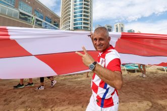 KATAR 2022: Hrvatski navijači razvili su zastavu dugačku 200 metara na plaži ispred hotela Hilton Doha