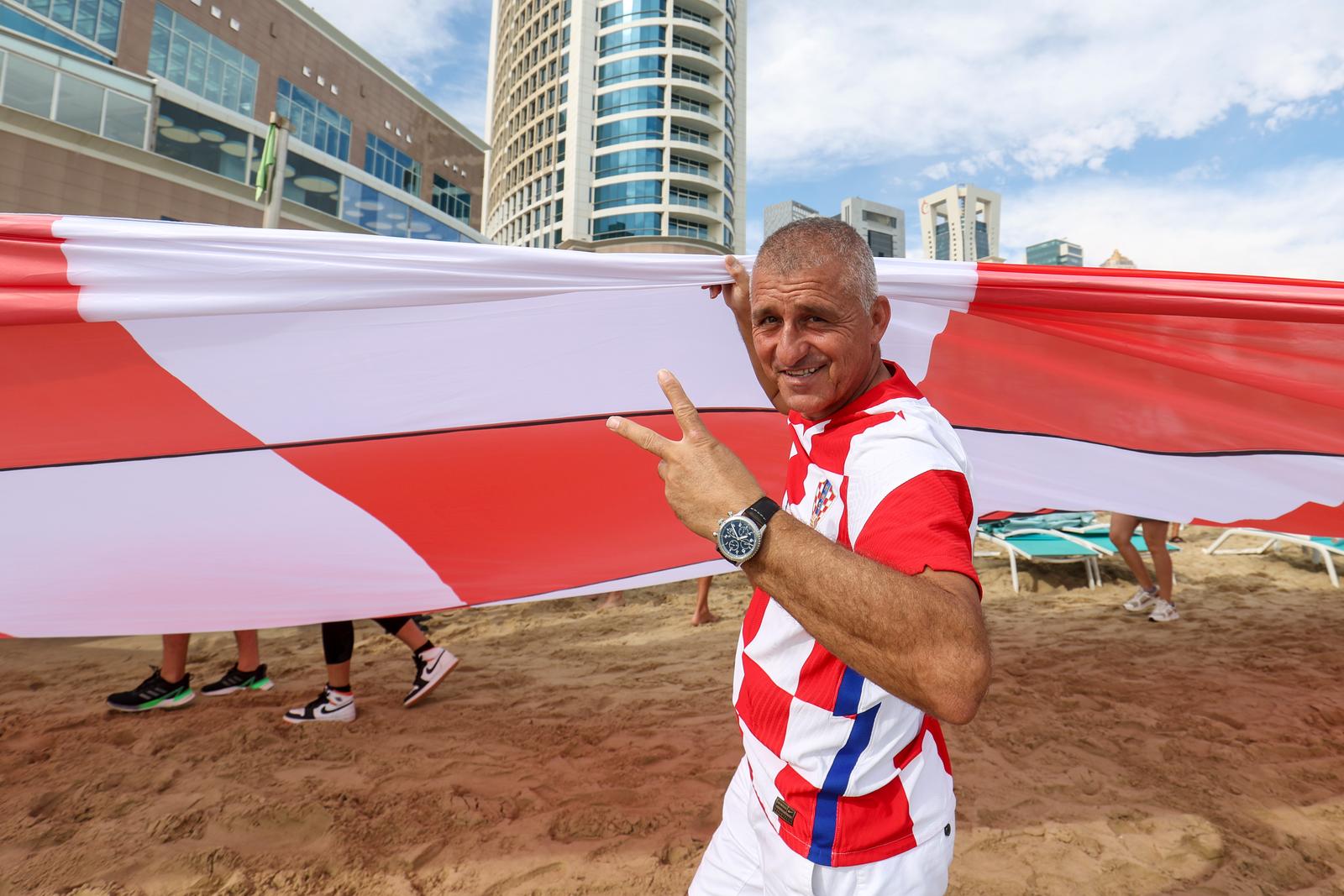 KATAR 2022: Hrvatski navijači razvili su zastavu dugačku 200 metara na plaži ispred hotela Hilton Doha