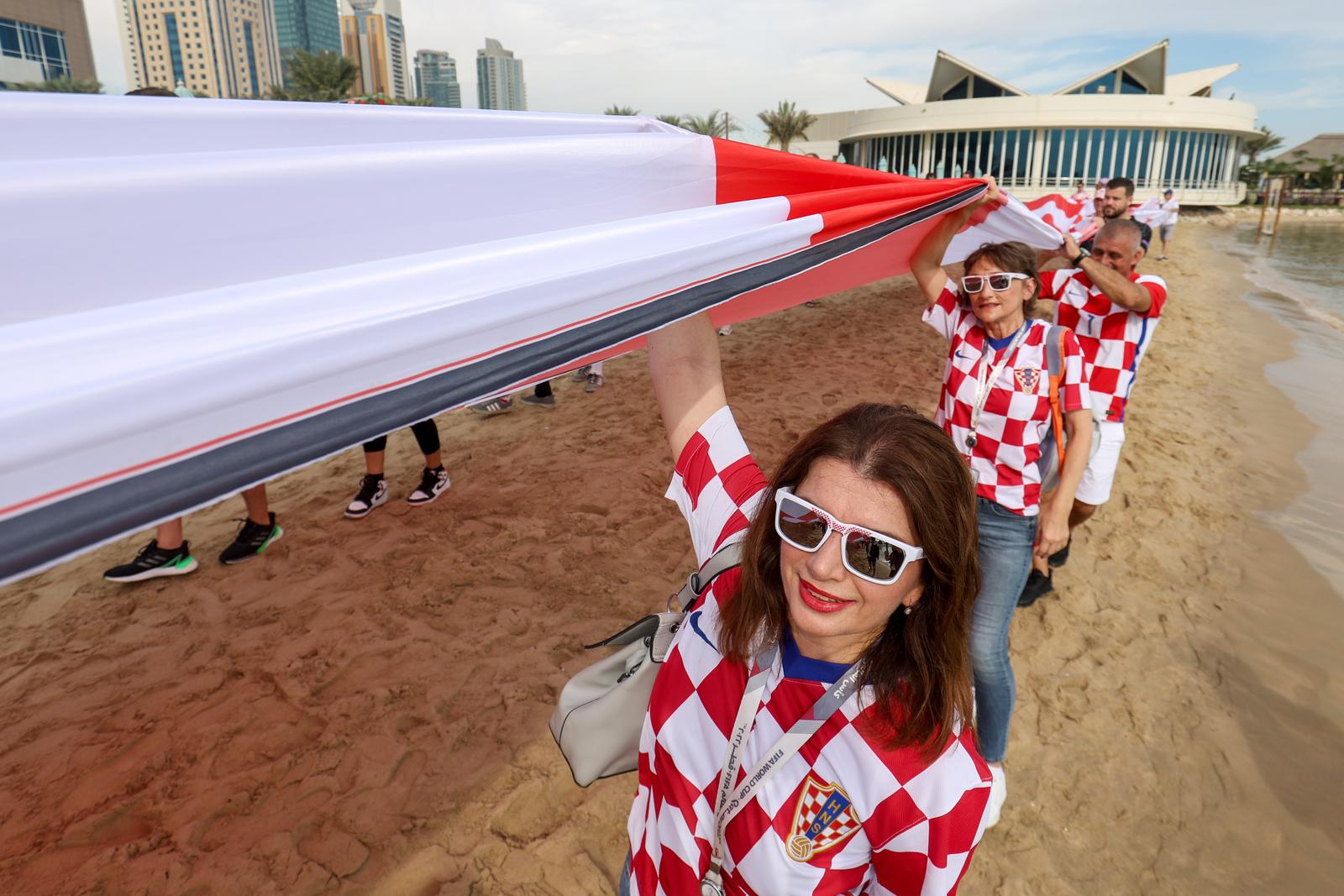 KATAR 2022: Hrvatski navijači razvili su zastavu dugačku 200 metara na plaži ispred hotela Hilton Doha
