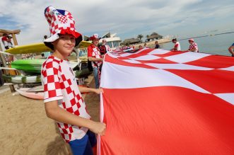 KATAR 2022: Hrvatski navijači razvili su zastavu dugačku 200 metara na plaži ispred hotela Hilton Doha