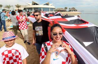 KATAR 2022: Hrvatski navijači razvili su zastavu dugačku 200 metara na plaži ispred hotela Hilton Doha