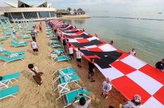 KATAR 2022: Hrvatski navijači razvili su zastavu dugačku 200 metara na plaži ispred hotela Hilton Doha