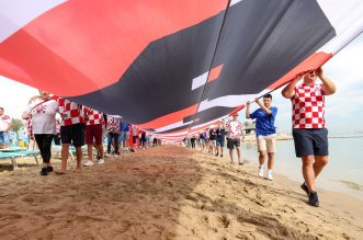 KATAR 2022: Hrvatski navijači razvili su zastavu dugačku 200 metara na plaži ispred hotela Hilton Doha