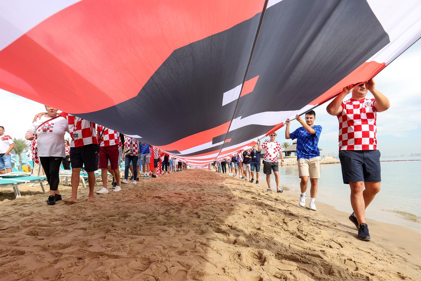 KATAR 2022: Hrvatski navijači razvili su zastavu dugačku 200 metara na plaži ispred hotela Hilton Doha