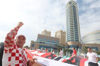 KATAR 2022: Hrvatski navijači razvili su zastavu dugačku 200 metara na plaži ispred hotela Hilton Doha