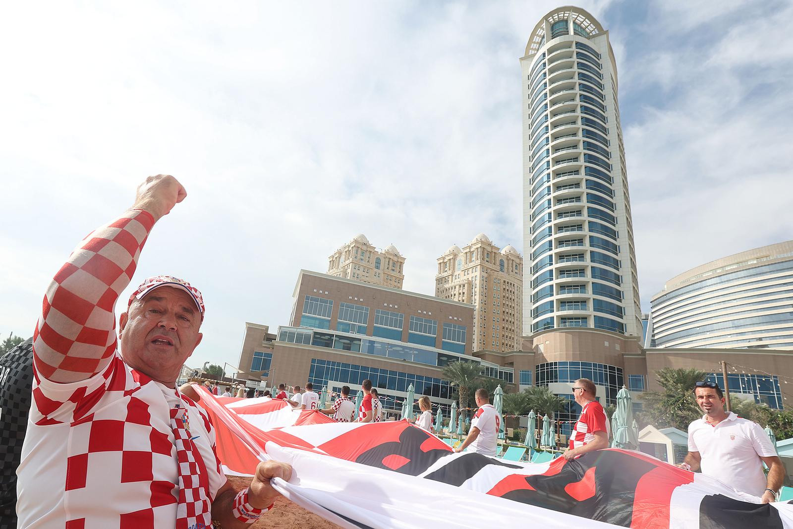 KATAR 2022: Hrvatski navijači razvili su zastavu dugačku 200 metara na plaži ispred hotela Hilton Doha