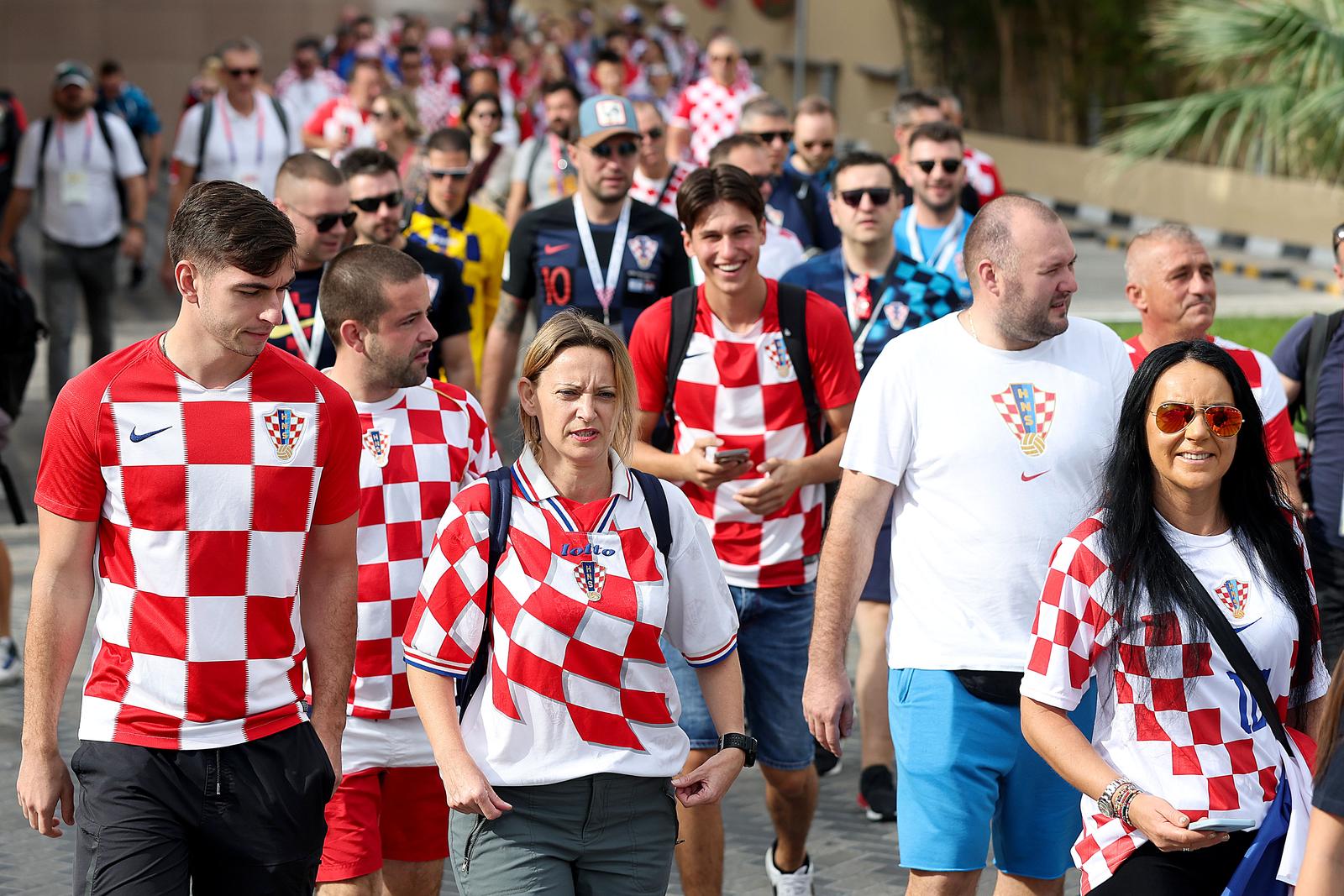 KATAR 2022: Hrvatski navijači razvili su zastavu dugačku 200 metara na plaži ispred hotela Hilton Doha