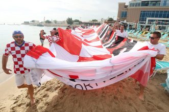 KATAR 2022: Hrvatski navijači razvili su zastavu dugačku 200 metara na plaži ispred hotela Hilton Doha