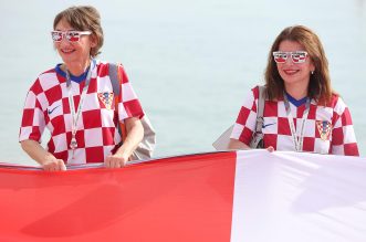 KATAR 2022: Hrvatski navijači razvili su zastavu dugačku 200 metara na plaži ispred hotela Hilton Doha