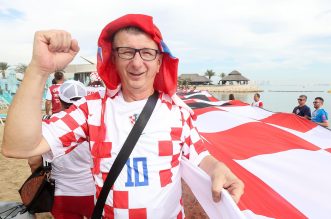 KATAR 2022: Hrvatski navijači razvili su zastavu dugačku 200 metara na plaži ispred hotela Hilton Doha