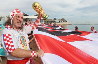 KATAR 2022: Hrvatski navijači razvili su zastavu dugačku 200 metara na plaži ispred hotela Hilton Doha