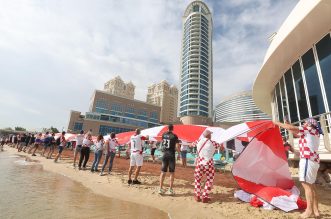 KATAR 2022: Hrvatski navijači razvili su zastavu dugačku 200 metara na plaži ispred hotela Hilton Doha