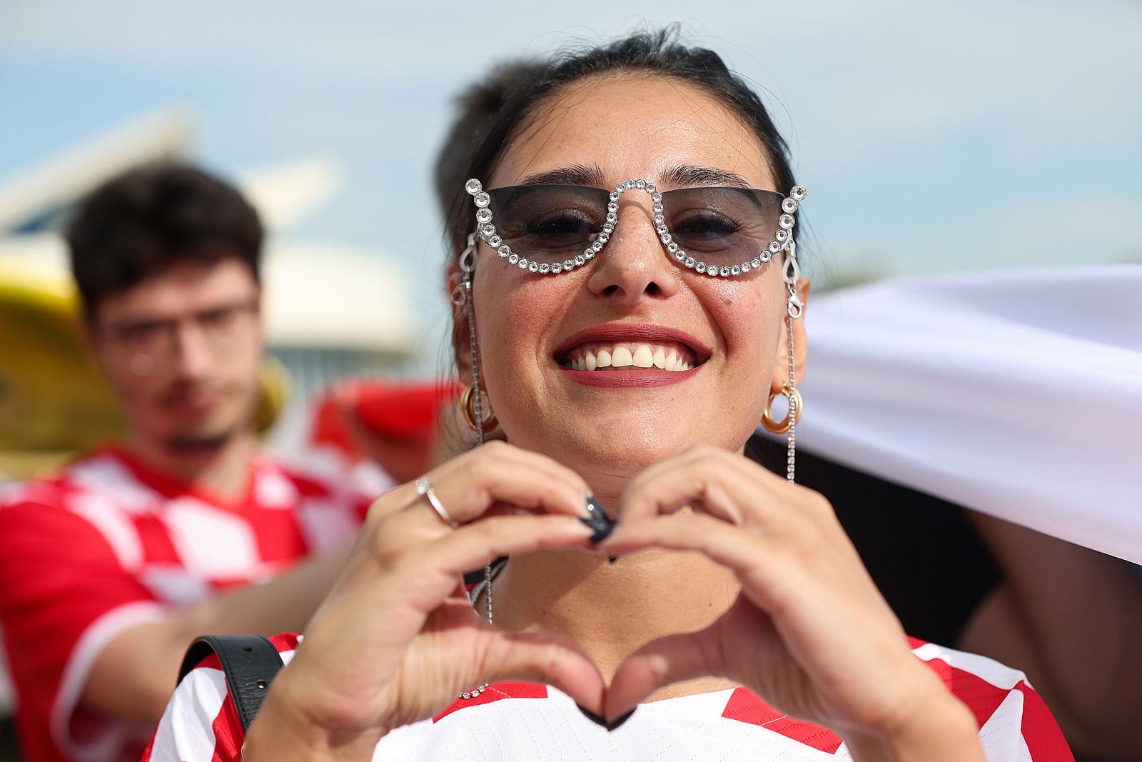 KATAR 2022: Hrvatski navija?i razvili su zastavu duga?ku 200 metara na plai ispred hotela Hilton Doha