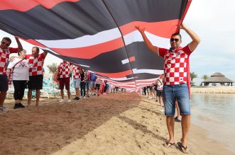 KATAR 2022: Hrvatski navija?i razvili su zastavu duga?ku 200 metara na plai ispred hotela Hilton Doha