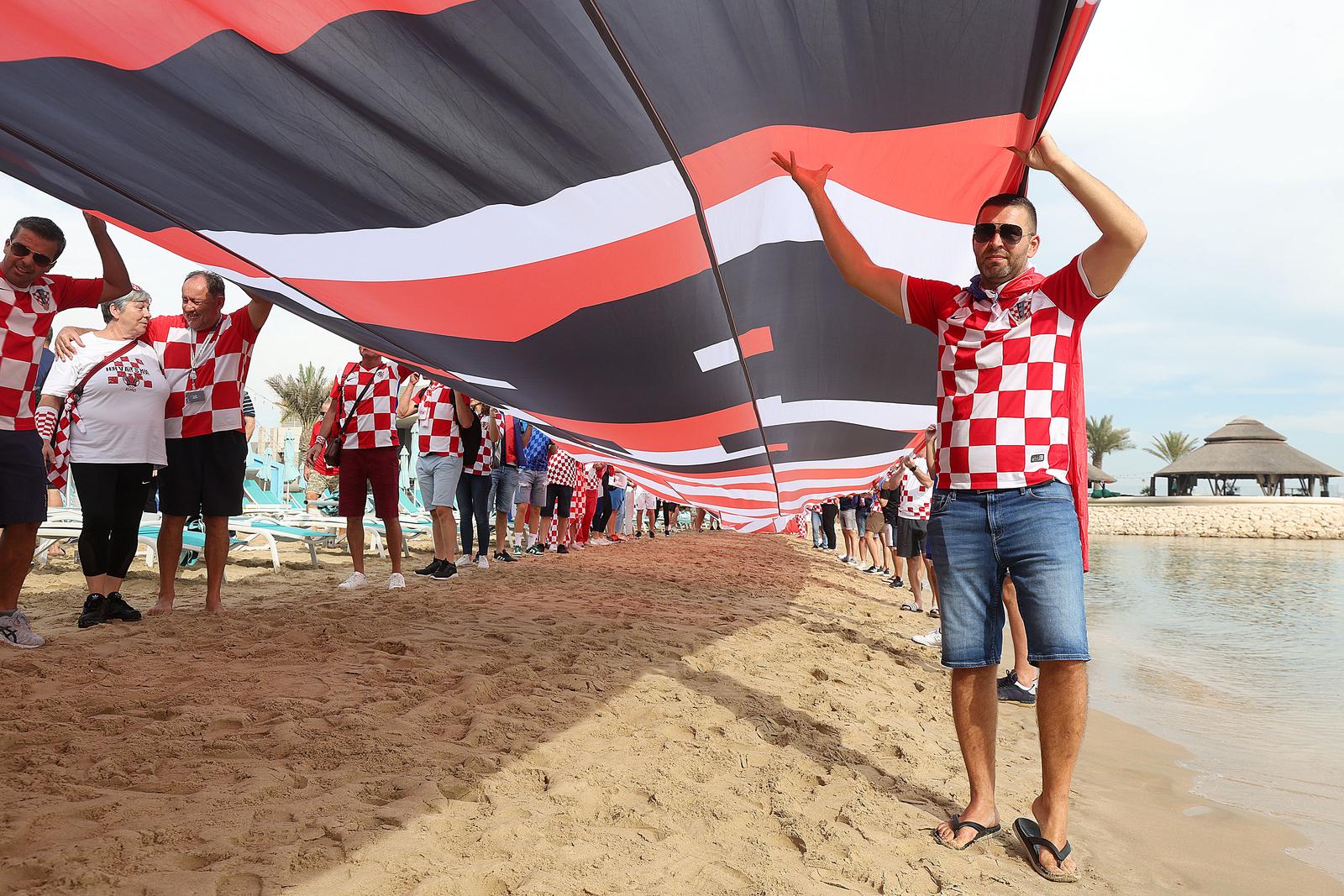 KATAR 2022: Hrvatski navija?i razvili su zastavu duga?ku 200 metara na plai ispred hotela Hilton Doha