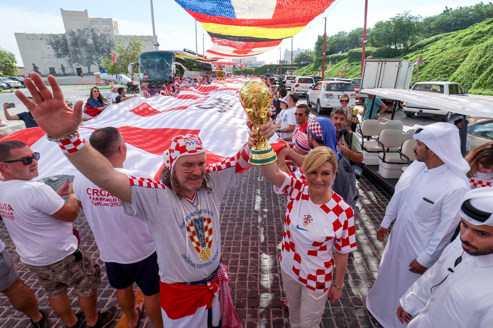 KATAR 2022: Bivša hrvatska predsjednica Kolinda Grabar Kitarović od ranog jutra druži se i pjeva s navijačima u Katru KATAR 2022: Bivša hrvatska predsjednica Kolinda Grabar Kitarović od ranog jutra druži se i pjeva s navijačima u Katru