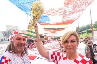 KATAR 2022: Bivša hrvatska predsjednica Kolinda Grabar Kitarović od ranog jutra druži se i pjeva s navijačima u Katru