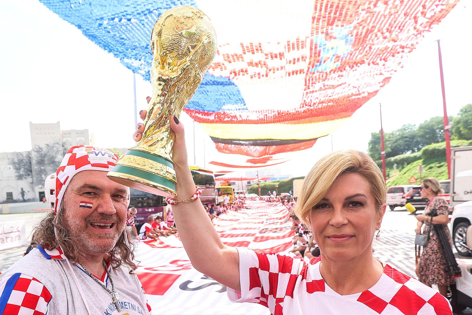 KATAR 2022: Bivša hrvatska predsjednica Kolinda Grabar Kitarović od ranog jutra druži se i pjeva s navijačima u Katru KATAR 2022: Bivša hrvatska predsjednica Kolinda Grabar Kitarović od ranog jutra druži se i pjeva s navijačima u Katru