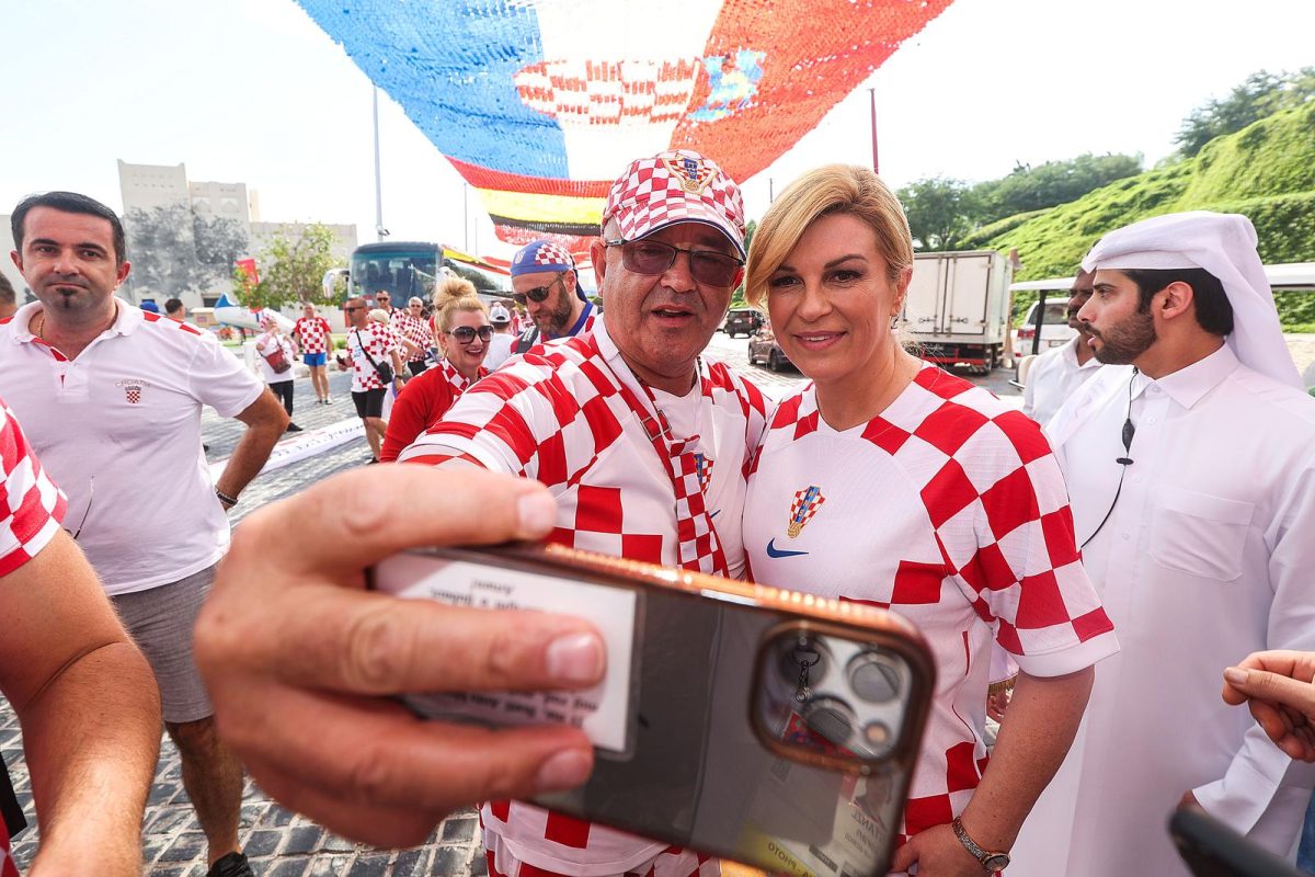 KATAR 2022: Bivša hrvatska predsjednica Kolinda Grabar Kitarović od ranog jutra druži se i pjeva s navijačima u Katru