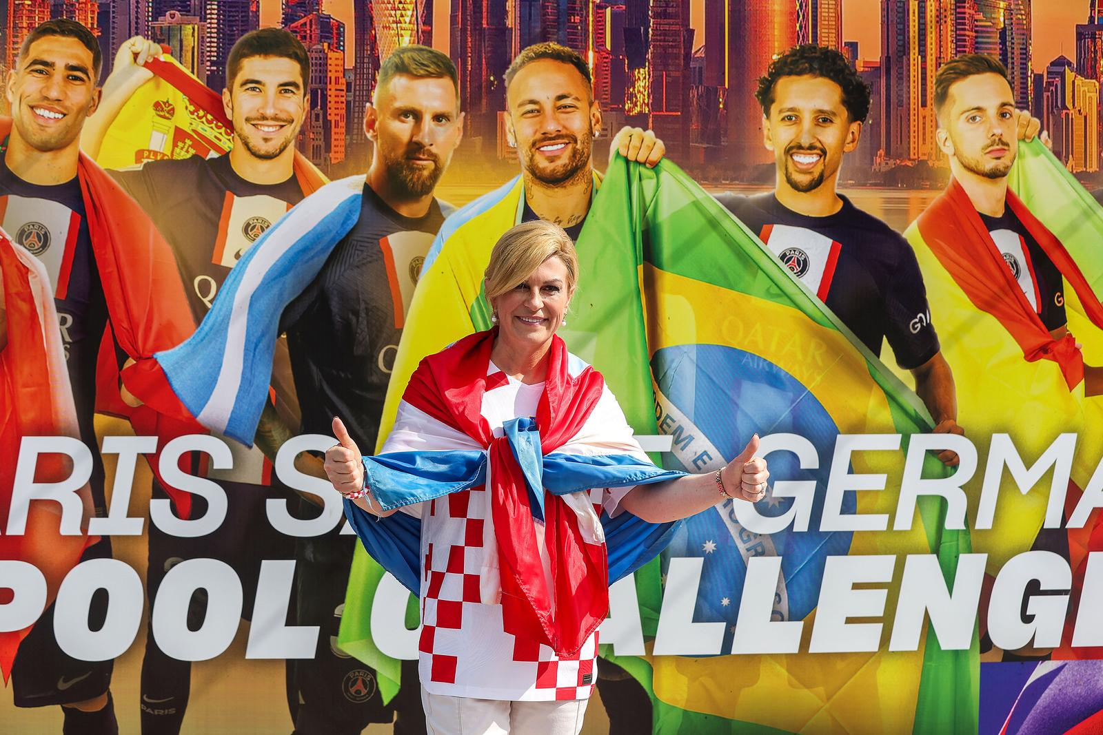 KATAR 2022: Bivša hrvatska predsjednica Kolinda Grabar Kitarović od ranog jutra druži se i pjeva s navijačima u Katru KATAR 2022: Bivša hrvatska predsjednica Kolinda Grabar Kitarović od ranog jutra druži se i pjeva s navijačima u Katru