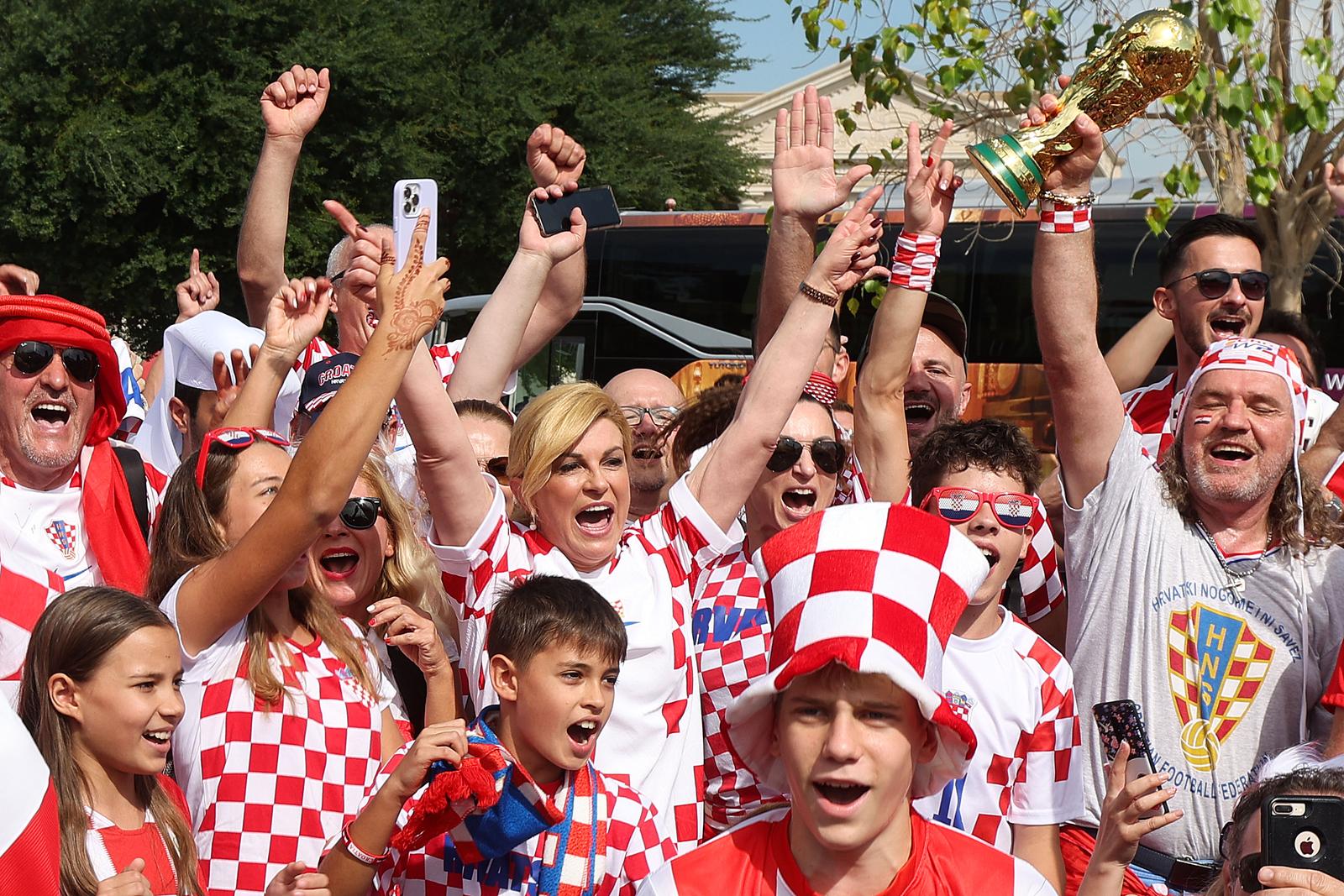 KATAR 2022: Bivša hrvatska predsjednica Kolinda Grabar Kitarović od ranog jutra druži se i pjeva s navijačima u Katru KATAR 2022: Bivša hrvatska predsjednica Kolinda Grabar Kitarović od ranog jutra druži se i pjeva s navijačima u Katru