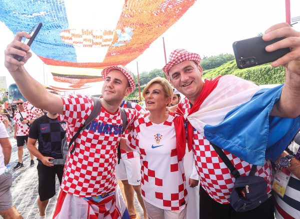 KATAR 2022: Bivša hrvatska predsjednica Kolinda Grabar Kitarović od ranog jutra druži se i pjeva s navijačima u Katru