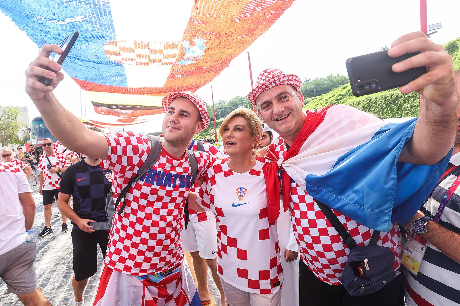KATAR 2022: Bivša hrvatska predsjednica Kolinda Grabar Kitarović od ranog jutra druži se i pjeva s navijačima u Katru KATAR 2022: Bivša hrvatska predsjednica Kolinda Grabar Kitarović od ranog jutra druži se i pjeva s navijačima u Katru
