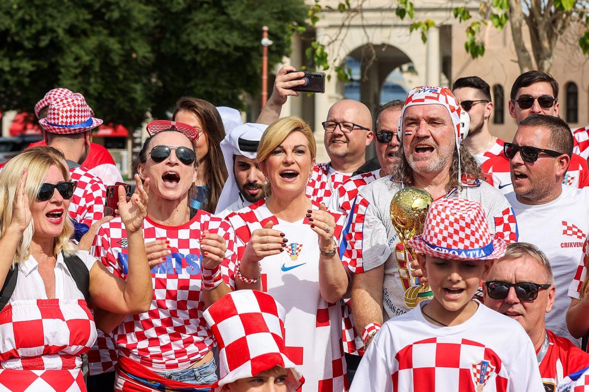 KATAR 2022: Bivša hrvatska predsjednica Kolinda Grabar Kitarović od ranog jutra druži se i pjeva s navijačima u Katru