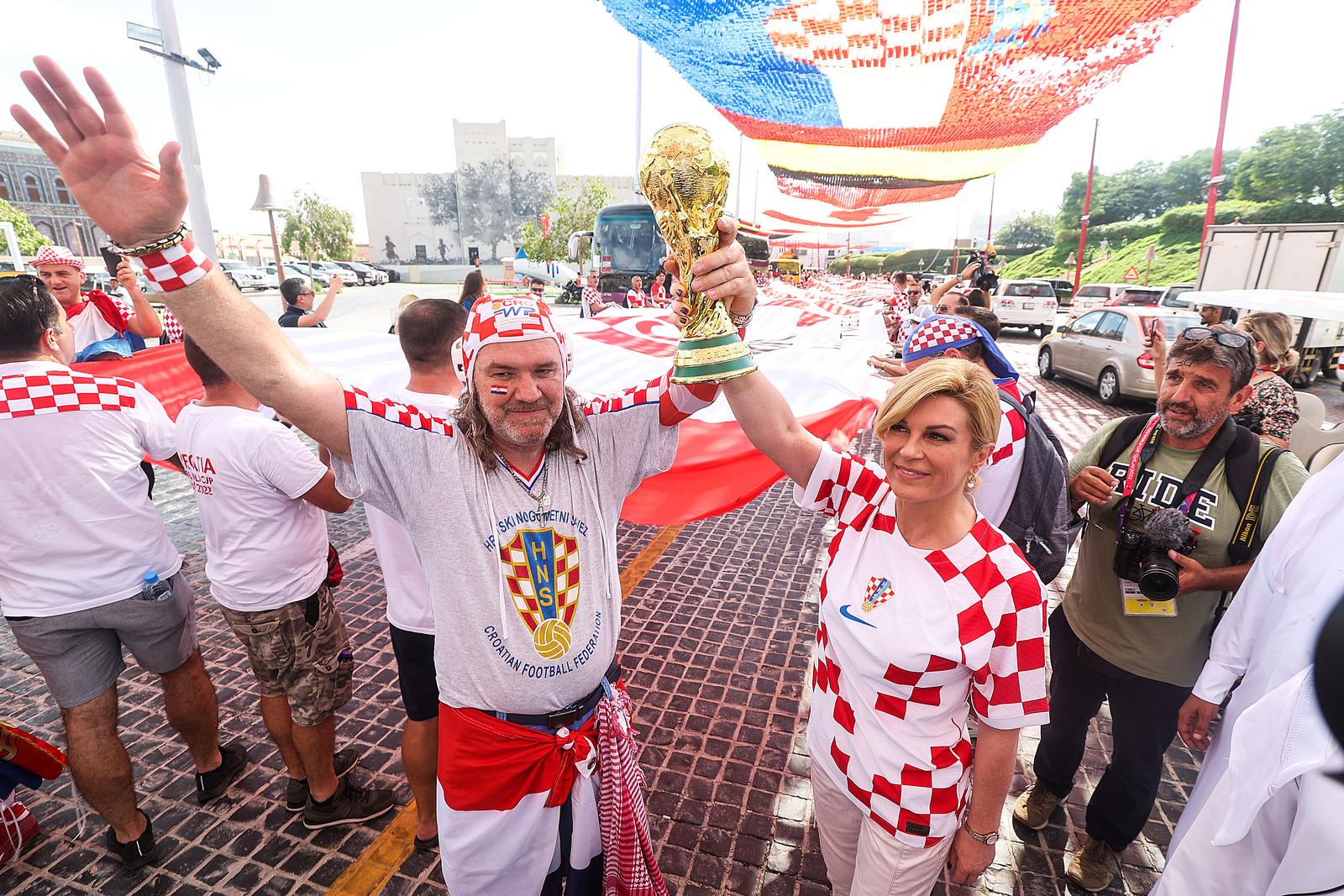 KATAR 2022: Bivša hrvatska predsjednica Kolinda Grabar Kitarović od ranog jutra druži se i pjeva s navijačima u Katru KATAR 2022: Bivša hrvatska predsjednica Kolinda Grabar Kitarović od ranog jutra druži se i pjeva s navijačima u Katru