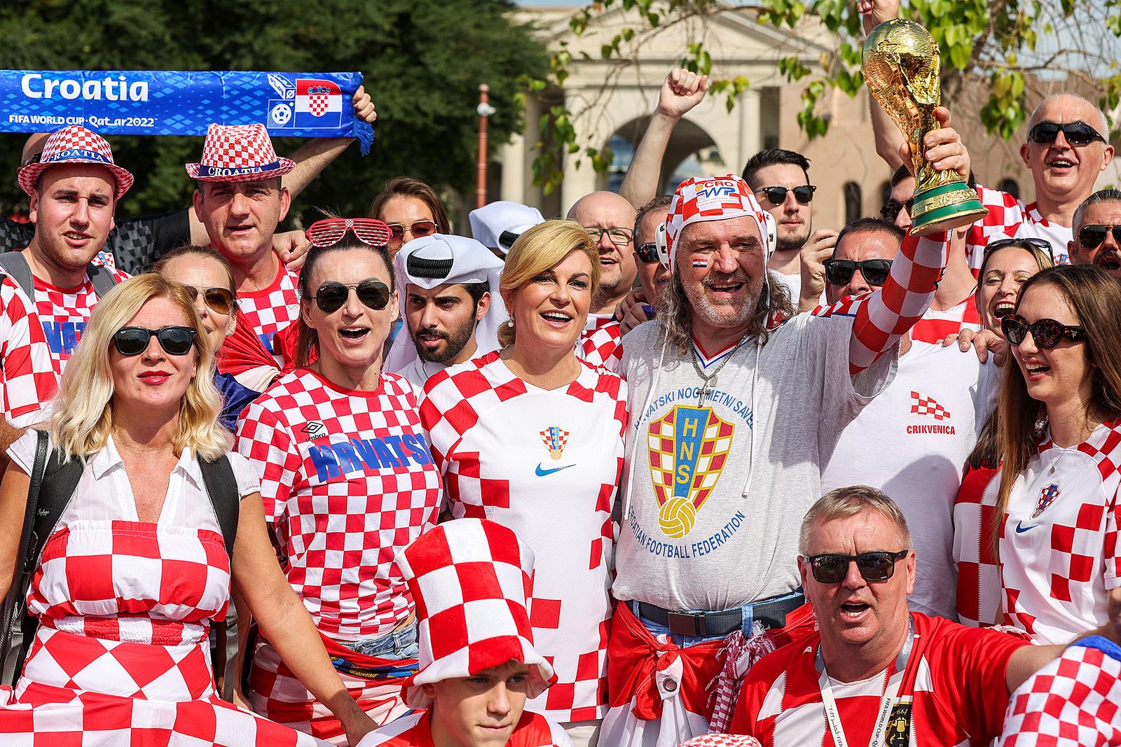 KATAR 2022: Bivša hrvatska predsjednica Kolinda Grabar Kitarović od ranog jutra druži se i pjeva s navijačima u Katru KATAR 2022: Bivša hrvatska predsjednica Kolinda Grabar Kitarović od ranog jutra druži se i pjeva s navijačima u Katru