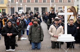 Zagreb: Muškarci na Trgu bana Josipa Jelačića molili krunicu