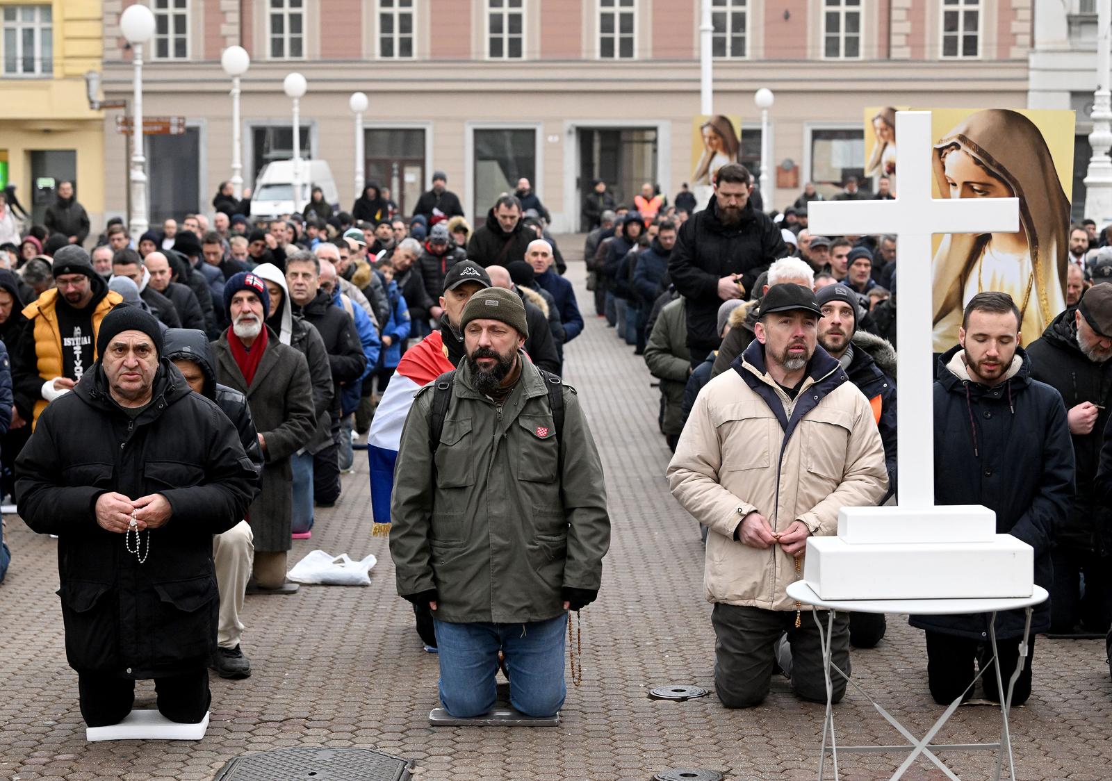 Zagreb: Muškarci na Trgu bana Josipa Jelačića molili krunicu
