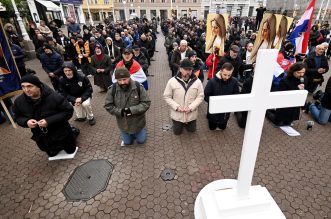 Zagreb: Muškarci na Trgu bana Josipa Jelačića molili krunicu