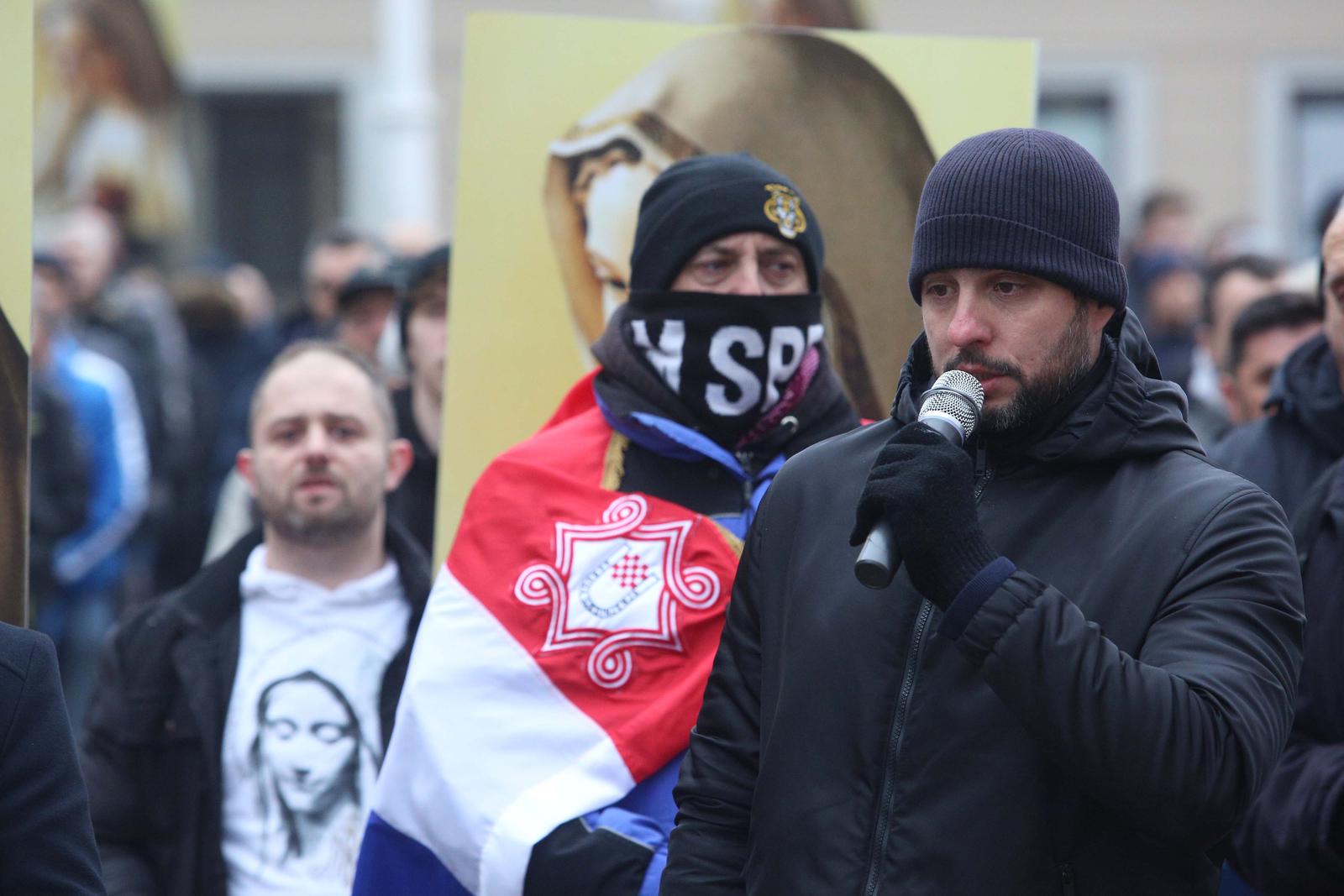 Zagreb: Muškarci na Trgu bana Josipa Jelačića molili krunicu