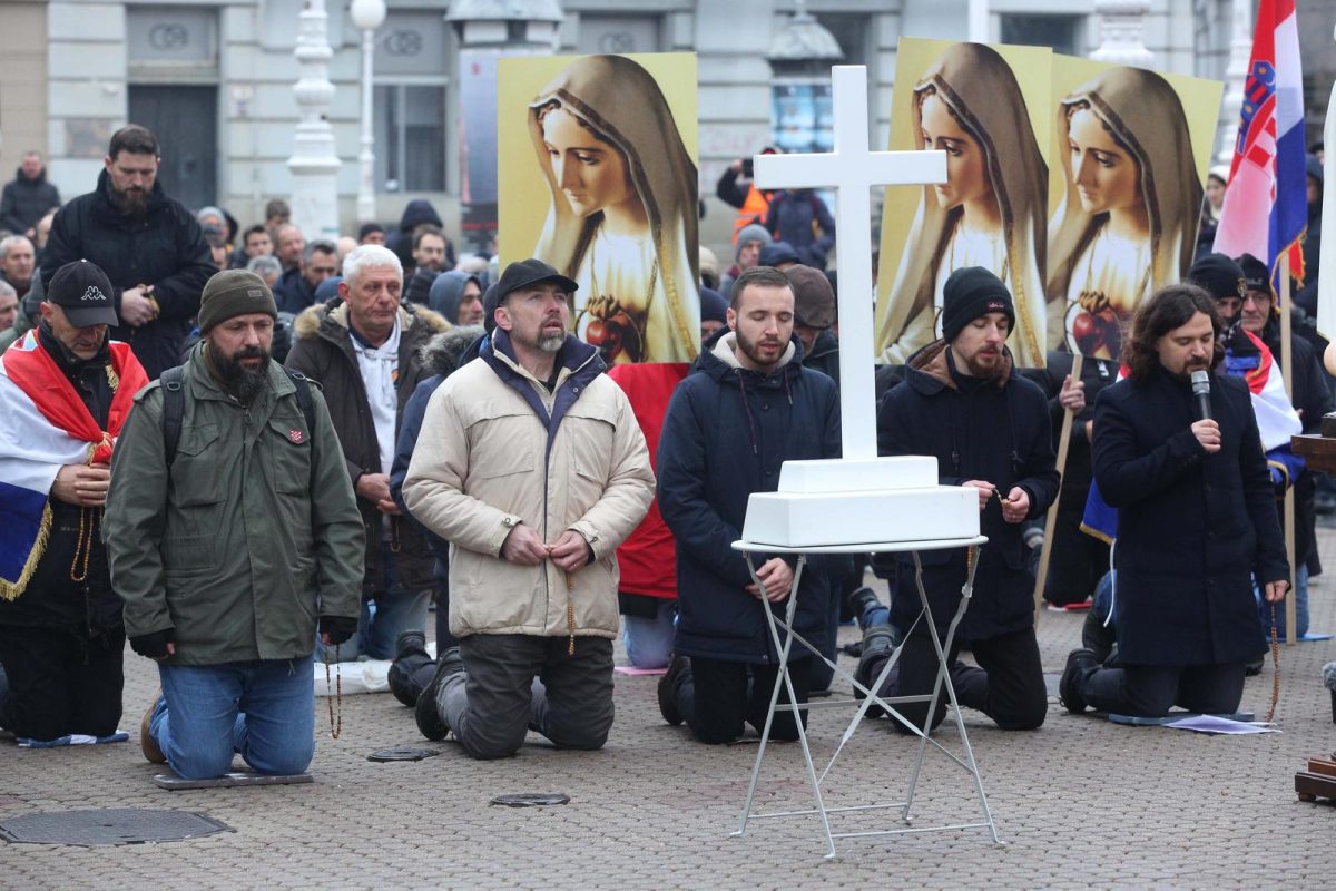 Zagreb: Muškarci na Trgu bana Josipa Jelačića molili krunicu